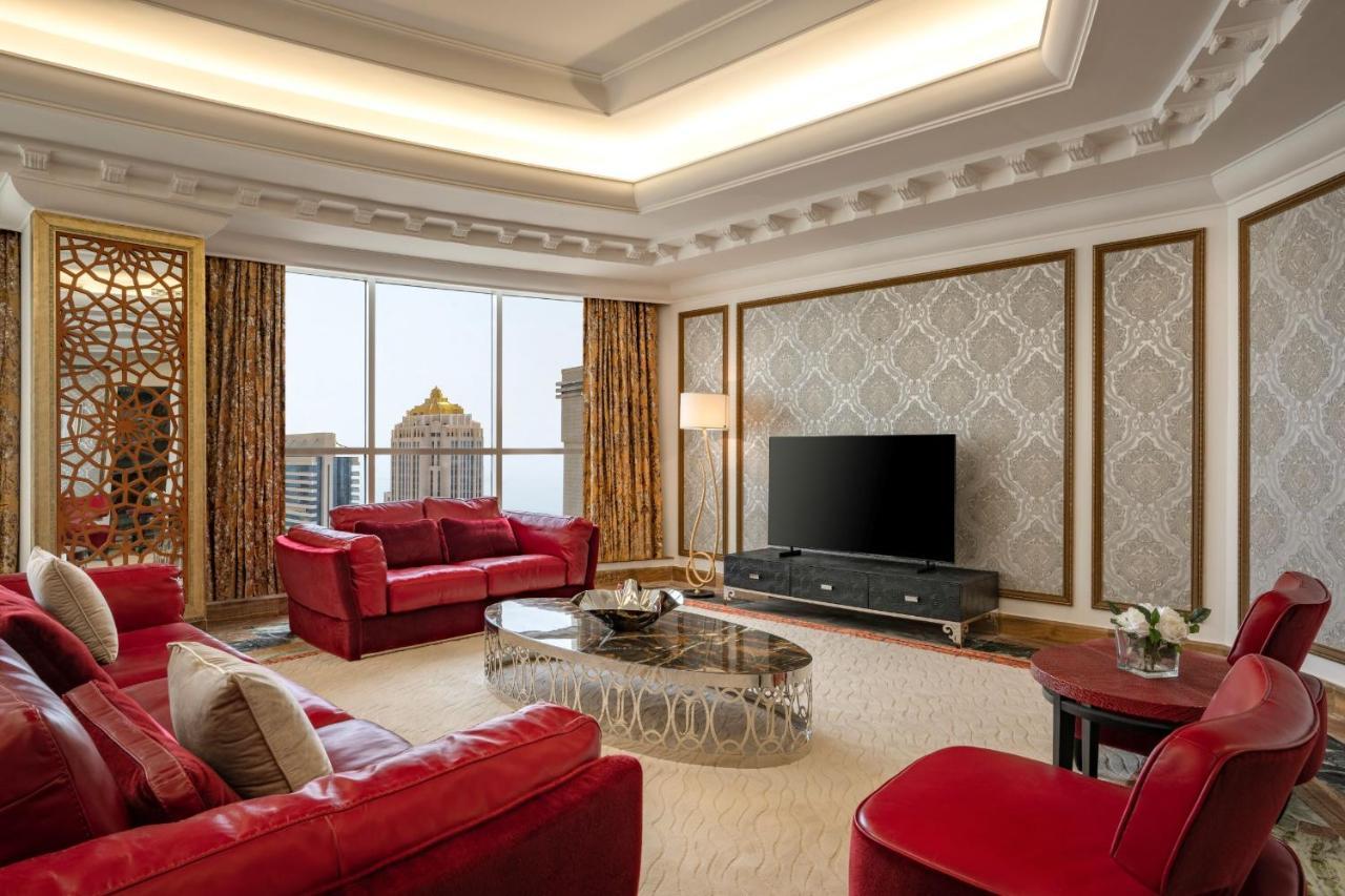 Dusit Hotel & Suites - Doha Exterior foto A living room in a suite at the Ritz-Carlton, DIFC