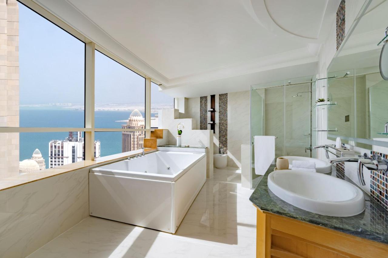 Dusit Hotel & Suites - Doha Exterior foto Bathroom